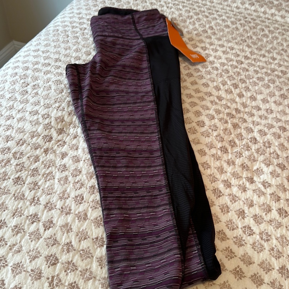 Lucy crop leggings nwt sz l